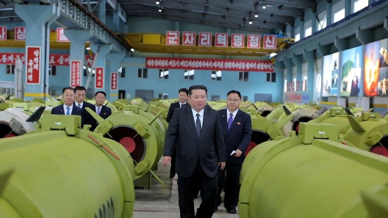 Kim Jong Un anunță continuarea creşterii şi modernizării producţiei de rachete în 2026