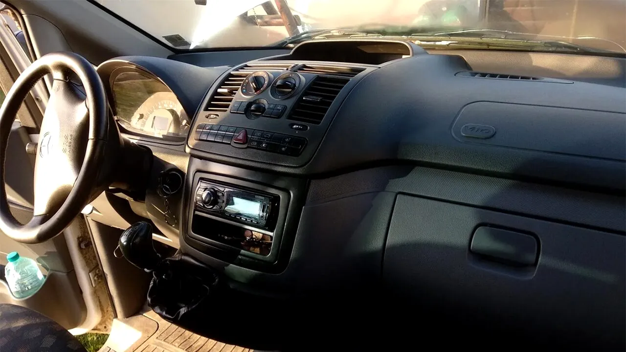 AMENDĂ de 2.900 de lei dacă ai aceste obiecte în mașină. Mulți șoferi din România folosesc așa ceva