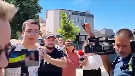 Studentul care a dat foc unui profesor începe să ÎNJURE reporterii, în timp ce este escortat de poliție
