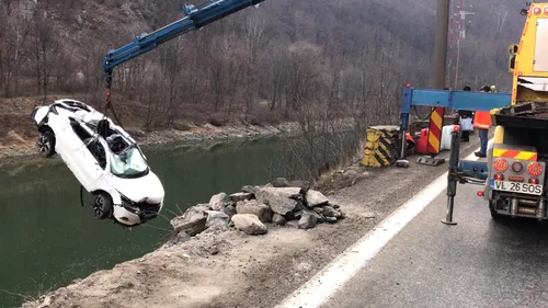 Trafic blocat pe DN7, în Vâlcea. Autoritățile intervin pentru scoaterea platformei prăbușite din albia râului Olt