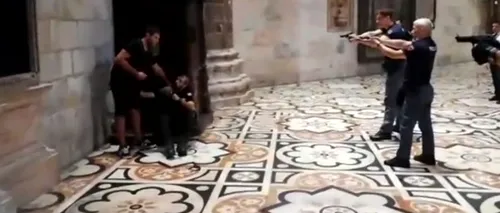 Agent de securitate de la Domul din Milano, luat ostatic și amenințat cu un cuțit. Imagini șocante cu intervenția polițiștilor (VIDEO)