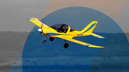 Un avion de agrement a aterizat în Mureș cu o gaură în fuselaj. Bucata de tablă s-a prăbușit lângă o grădiniță