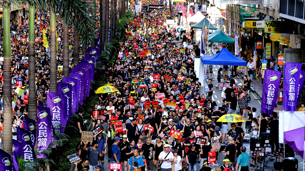 Avertismentul Financial Times: Protestele din Hong Kong sfidează autoritarismul Chinei / Beijingul denunță acțiuni ilegale „grave