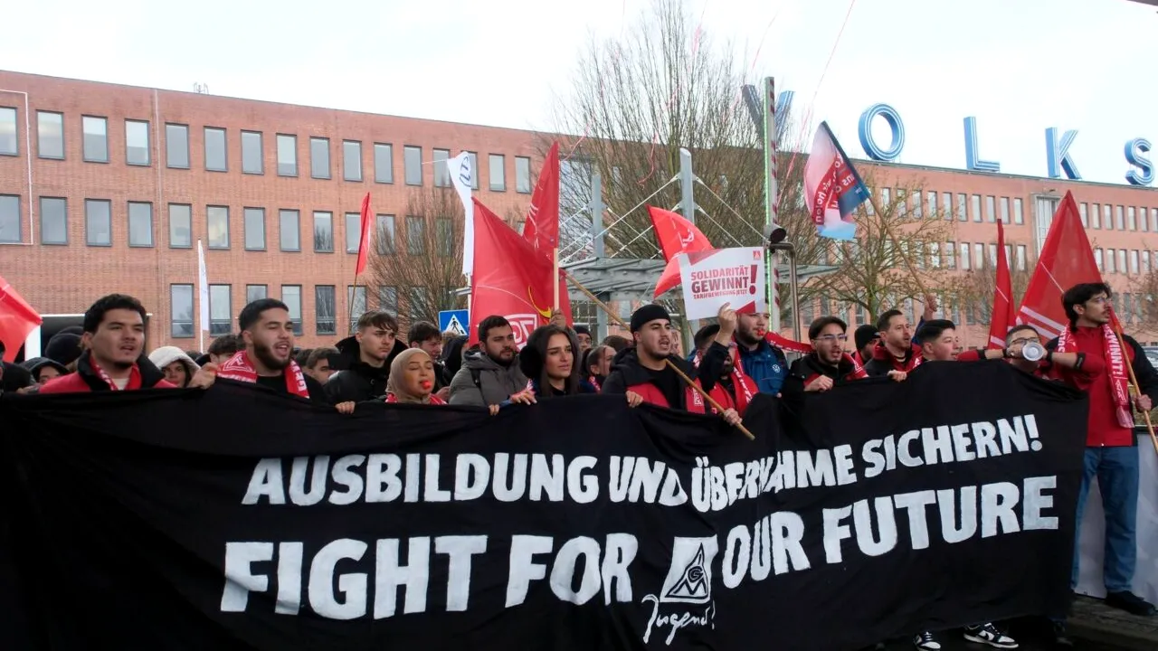 GREVE masive la toate cele nouă fabrici Volkswagen din Germania. Care sunt nemulțumirile angajaților