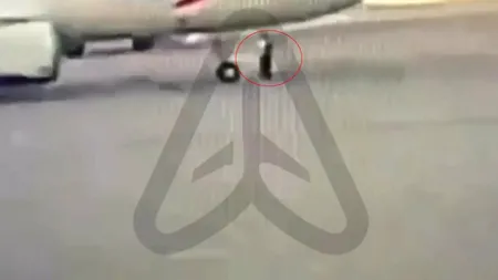 IREAL! A fost călcat de un avion! Bărbatul este în stare critică!