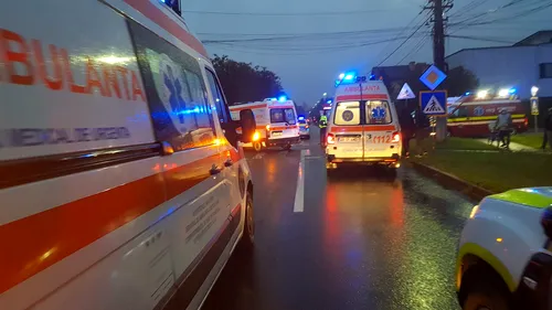Plan roșu de intervenție la Arad. 23 de pasageri, implicați într-un accident grav: Un microbuz s-a ciocnit cu o mașină
