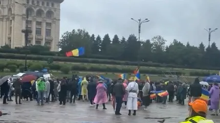 Doar câteva zeci de persoane au partitipat la protestul anunțat în Piața Constituției. Una a fost descoperită cu mai multe ARME albe