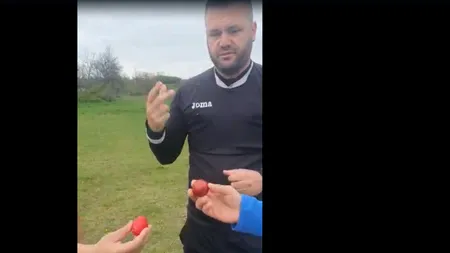 VIDEO | Moment inedit la un meci de fotbal din Olt. Arbitrul a adus pe teren ouă vopsite, în loc de monede, pentru a decide cine începe meciul