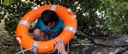 Doi copii, la un pas de moarte, după ce au fost surprinși de ape - FOTO