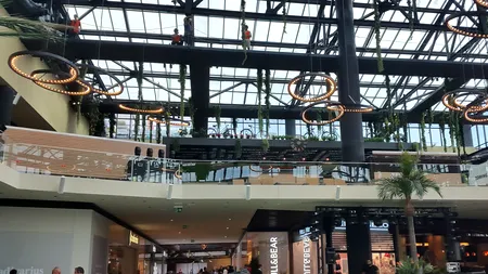 Alertă cu bombă la un mare mall din Capitală. Centrul comercial a fost evacuat. Polițiștii nu au găsit nimic suspect. UPDATE