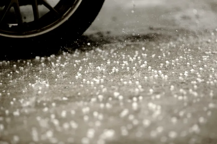 Familie captivă în mașina ciuruită de grindină