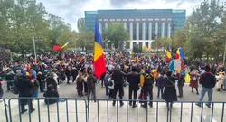 Explozie de fericire în rândul susținătorilor la auzul veștii că Georgescu va fi eliberat. Sute de persoane sunt în fața Tribunalului București