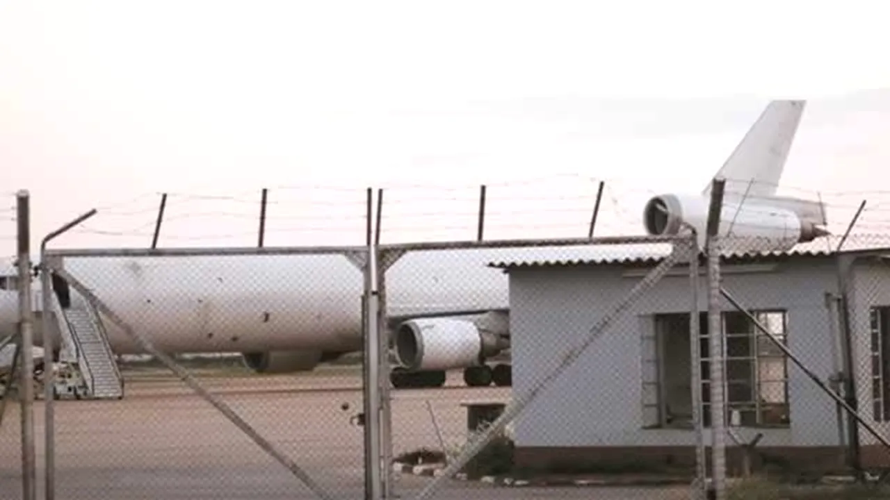 Un cadavru și sute de mii de dolari, găsite la bordul unui avion american