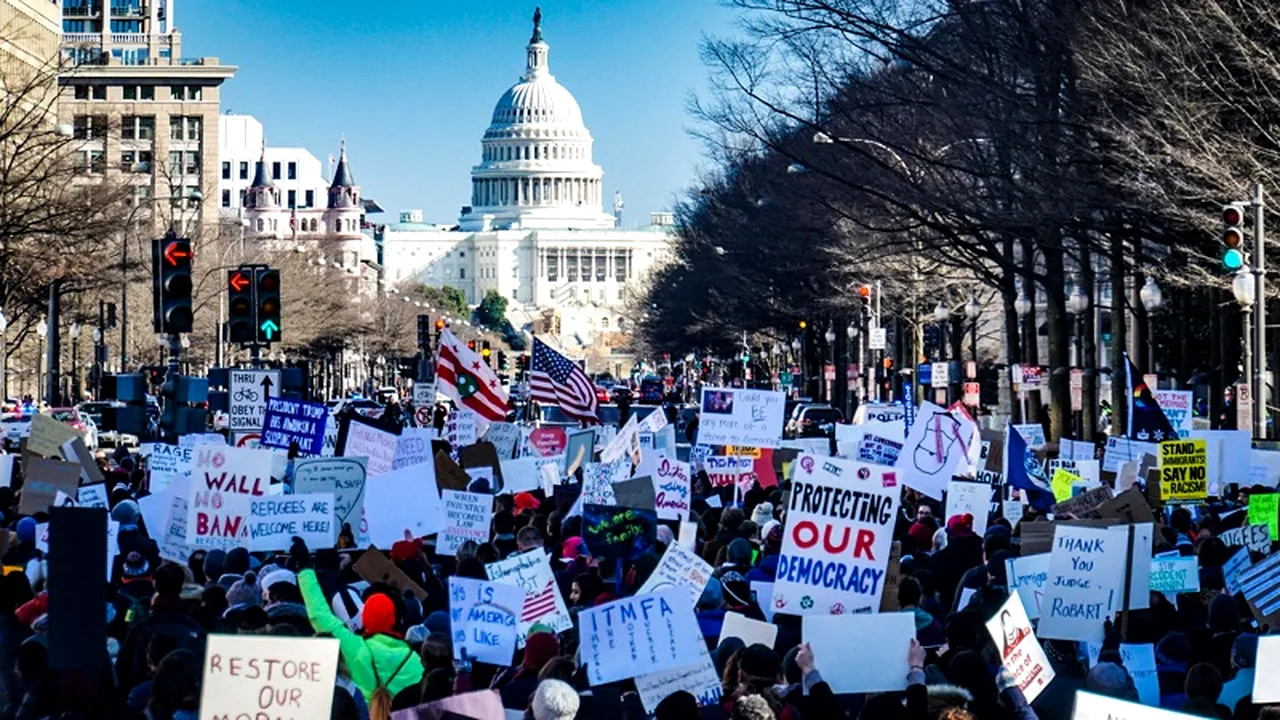 ALEGERI SUA 2020. Biden, felicitat de liderii lumii, Trump caută voturile pierdute din Arizona
