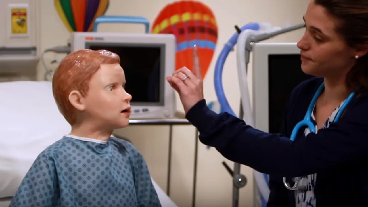 HAL, robotul copil care SÂNGEREAZĂ, ȚIPĂ și PLÂNGE după mama lui