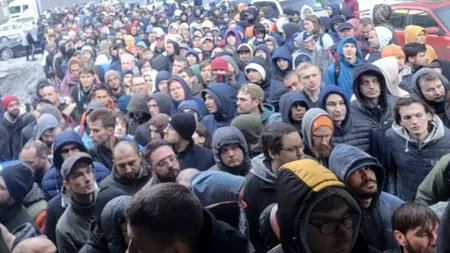 Rușii, dispuși să plătească și 30.000 de euro pentru un loc într-un avion cu care să fugă. „Situația este absolut nebună în acest moment”