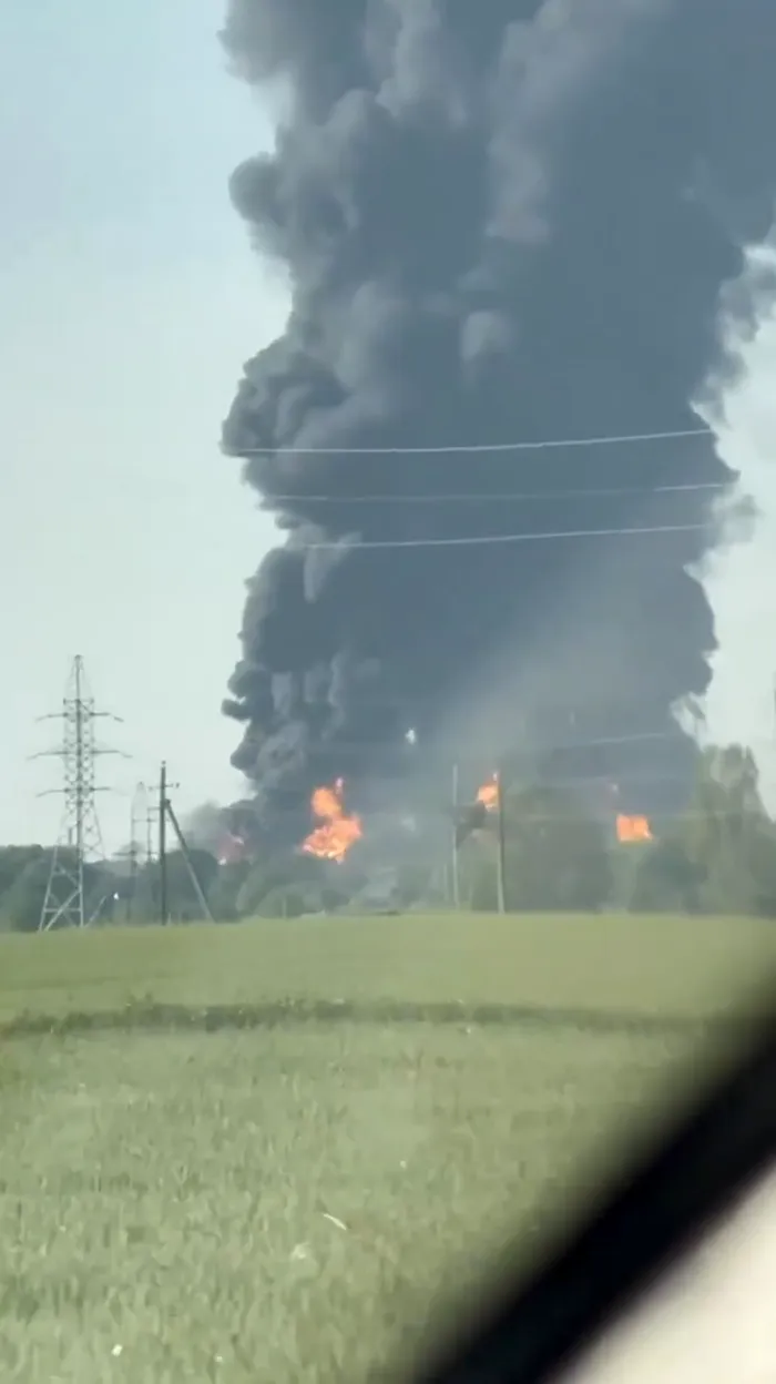 Președintele Ucrainei, Volodimir Zelenski, a anunțat că dronele ucrainene au lovit în noaptea de vineri spre sâmbătă un depozit petrolier din regiunea Krasnodar și o bază militară aflată în apropierea orașului Sankt Petersburg