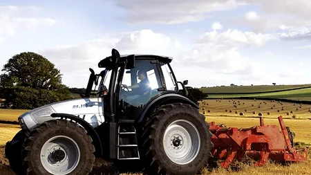 Într-un sat din Arad, s-au găsit tractoare de 250.000 de euro. Când au trecut la verificări, polițiștii au avut o surpriză