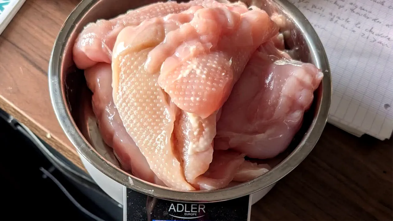 O româncă a cumpărat o caserolă de 1 kg de piept de pui din supermarket. Ajunsă acasă, a scos carnea și a cântărit-o. Câte grame avea 