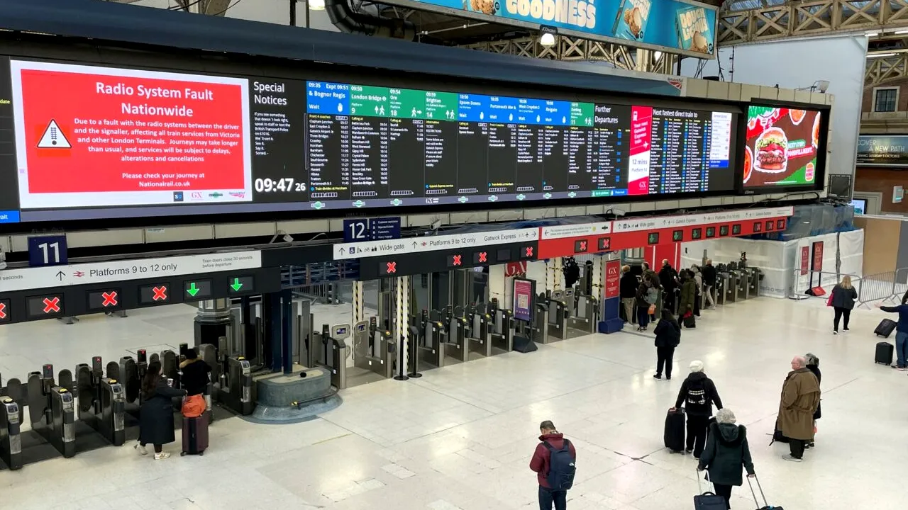 Traficul feroviar din Marea Britanie, PERTURBAT din cauza unei defecțiuni la sistemul radio de la bordul trenurilor