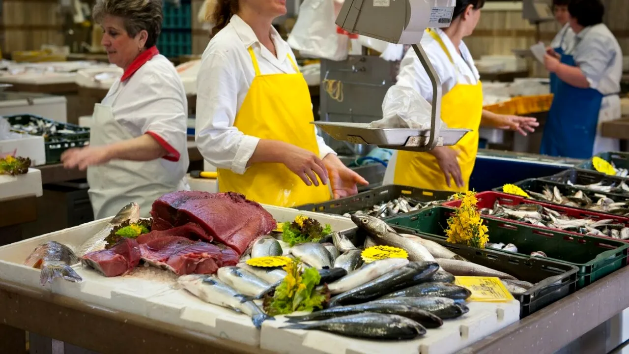 Credincioșii intră în prima zi de DEZLEGARE la pește din Postul Crăciunului. Cât costă un kilogram de cârnați din păstrăv sau un kg de crap