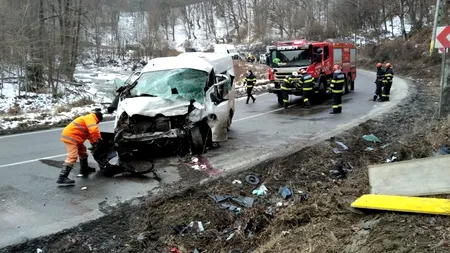 FOTO | Accident grav cu 5 răniți în urma coliziunii dintre un camion și o dubiță, în județul Bacău