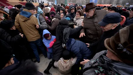 SFINȚIREA Catedralei Mântuirii Neamului. Credincioșii S-AU CĂLCAT ÎN PICIOARE la intrare