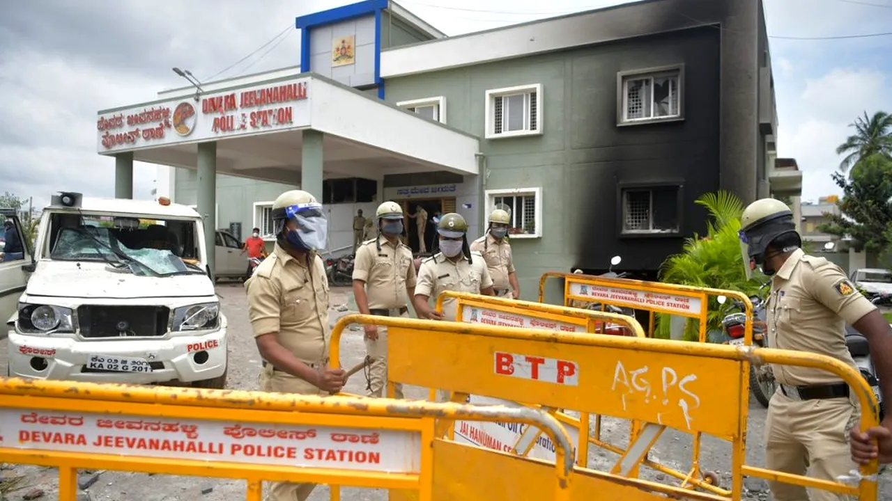 Trei morți în India după ce mai mulți protestatari au atacat o secție de poliție. Manifestanții, nemulțumiți de o postare pe Facebook