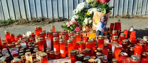 FOTO - VIDEO | Zeci de lumânări și păpuși, așezate în locul în care a murit Raisa. „Ne va fi tare dor de tine!”