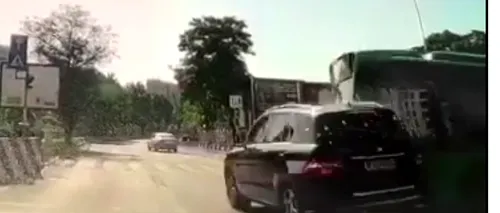 Grav accident în București. Un autobuz a intrat în plin într-o mașină, chiar pe partea unde se afla un copil | VIDEO
