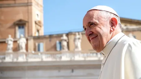 Papa Francisc spune că după operația sa la colon multe voci vorbeau despre căutarea unui succesor. „Sunt încă în viață, deși unii m-au vrut mort”