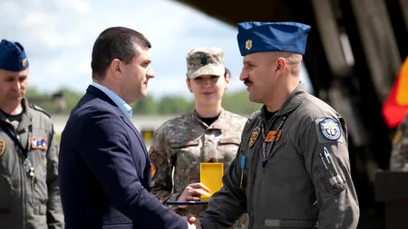 Pilotul român care a doborât drona din Estonia, decorat de Miruță în Lituania