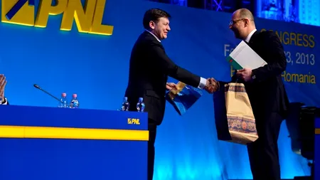 Kelemen Hunor i-a înmânat lui Crin Antonescu un cadou: steagul secuiesc. 