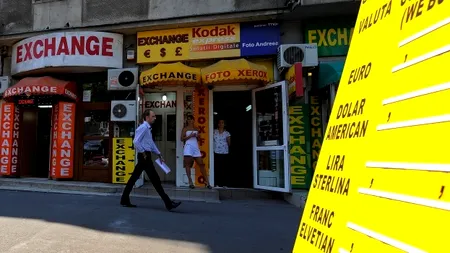 Cursul oficial, aproape de MAXIMUL ISTORIC. Pe piața interbancară cotația a urcat până la 4,39 lei/euro, moment în care a intervenit BNR