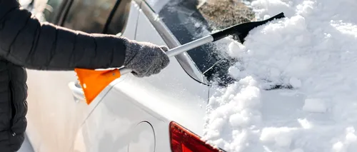 Ce AMENDĂ riscă șoferii care circulă cu mașina necurățată de zăpadă. Sancțiunile sunt destul de mari