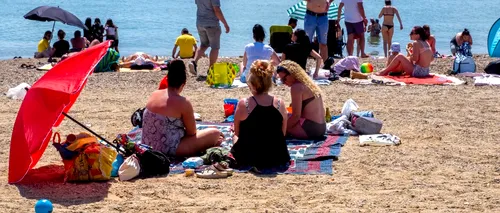 DISTANȚARE SOCIALĂ. Sute de oameni au aglomerat plajele creând temeri față de distanțare socială. Localnicii sunt îngroziți de fluxul de vizitatori