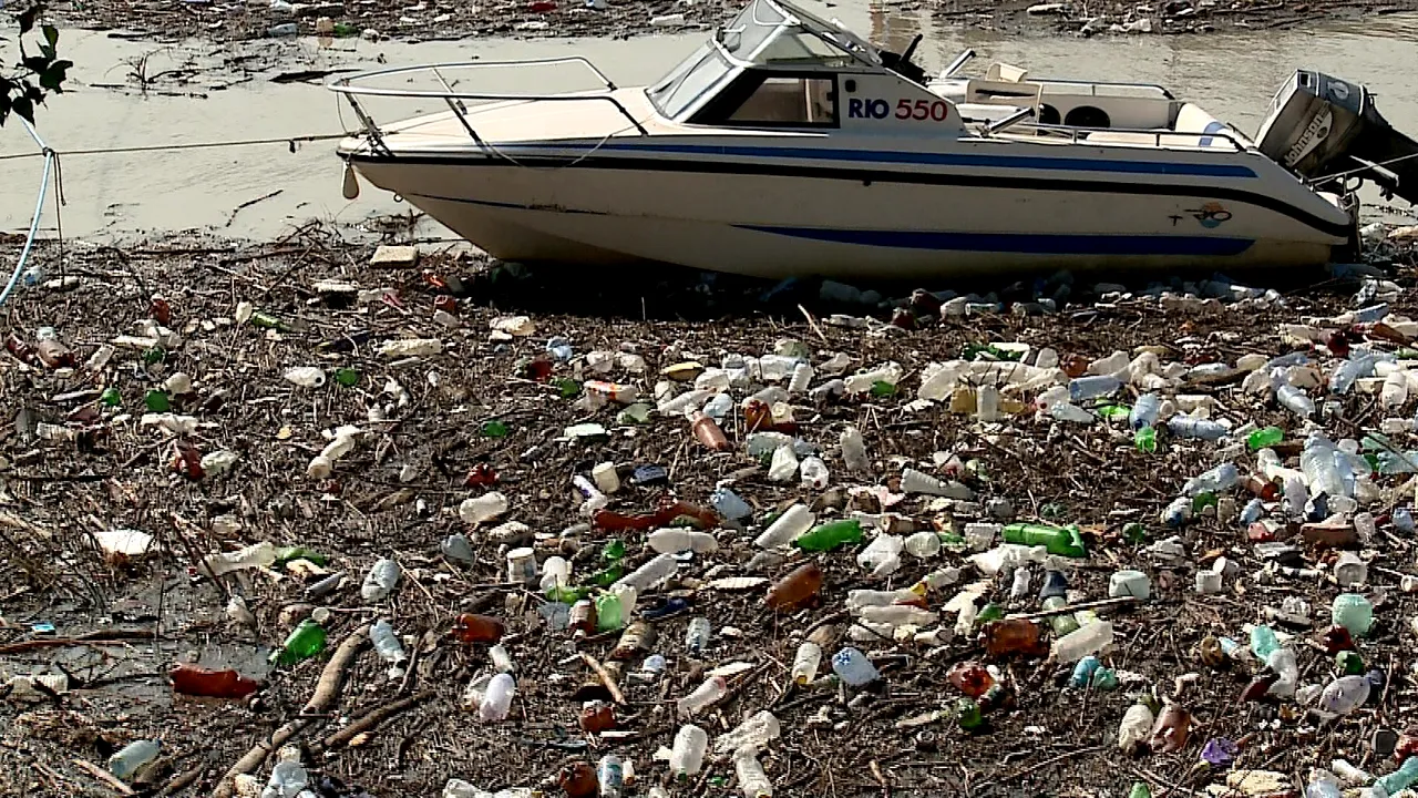 TONE de gunoaie SUFOCĂ malul Dunării în dreptul orașului GALAȚI