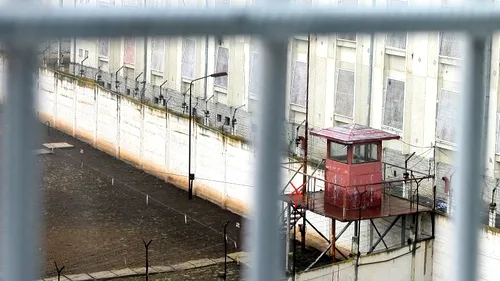 Un deținut a fost găsit spânzurat de gratiile unei toalete din Penitenciarul Craiova