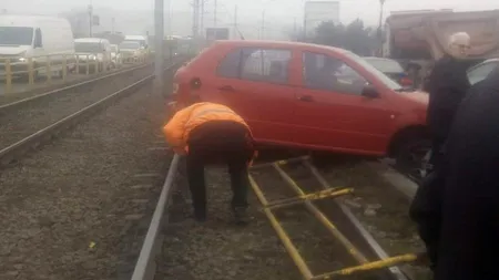 Circulația tramvaielor 41, blocată după ce o mașină a rămas suspendată pe linie FOTO