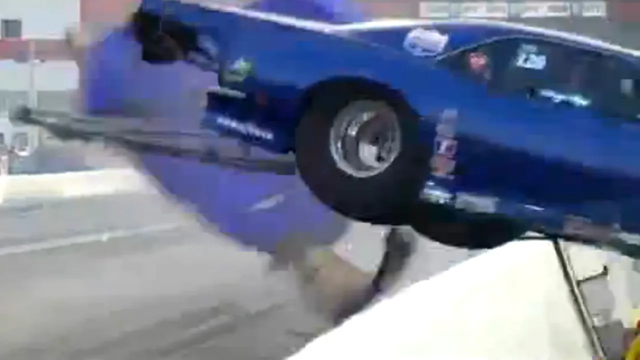 Cel mai norocos om din lume. La un pas să fie spulberat de o mașină de curse ieșită în decor - VIDEO