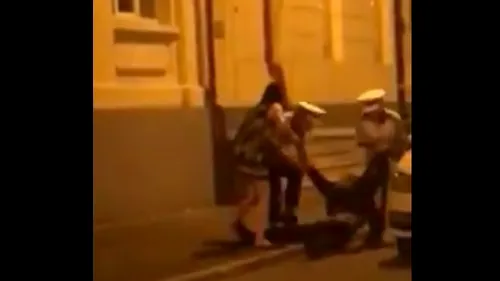 O nouă înregistrare arată cum a ajuns, de fapt, medicul de la Giulești să fie TÂRÂT de doi polițiști în plină stradă. VIDEO