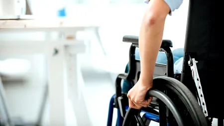 „Ar putea pune MARFA pe raft la un magazin”. Tânăr cu handicap grav, UMILIT de Comisia de Evaluare