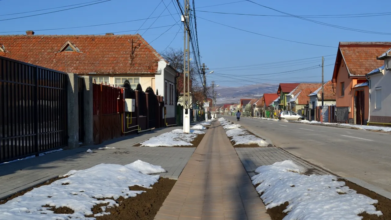 După ce a asfaltat drumuri în câmp, această comună și-a făcut pistă de biciclete. Primar: „Suntem primii în România