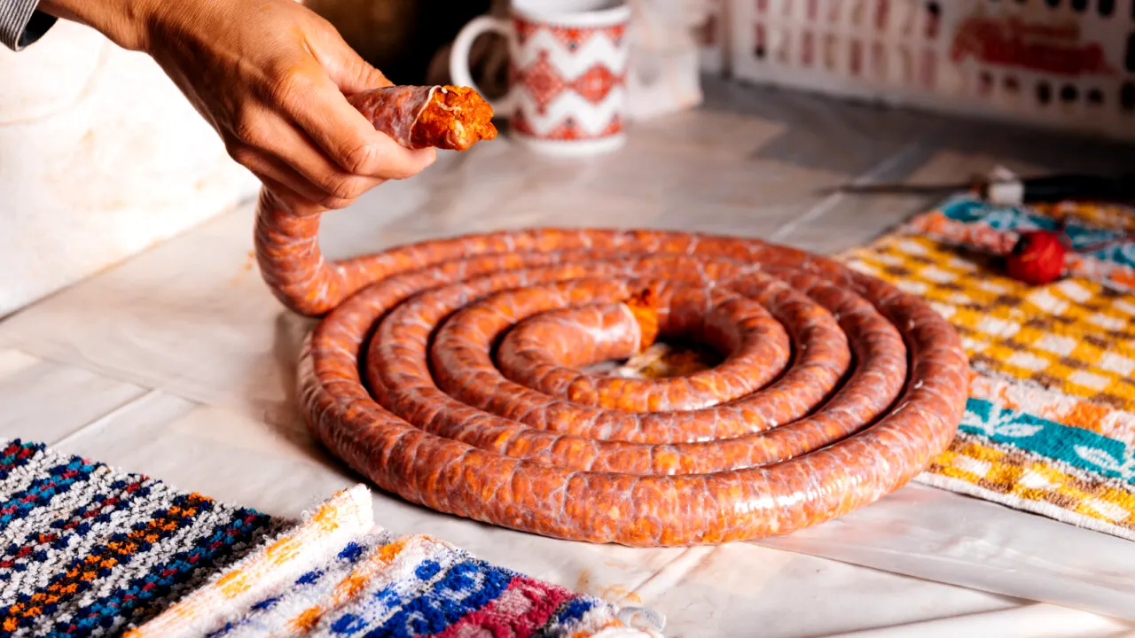 Cum prepari CÂRNAȚI de casă. 3 rețete tradiționale pe care trebuie să le încerci și tu