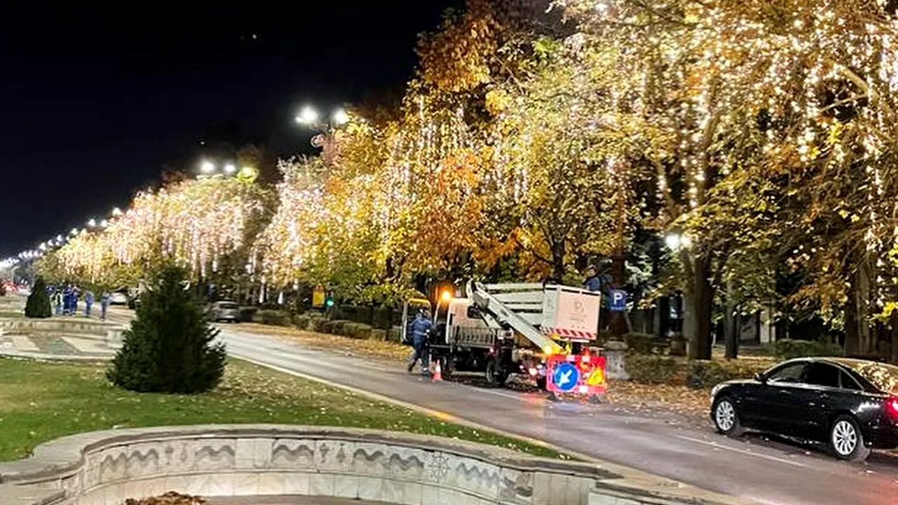 Bucureștiul se pregătește pentru SĂRBĂTORI: Montarea decorațiunilor de Crăciun a început pe străzile Capitalei