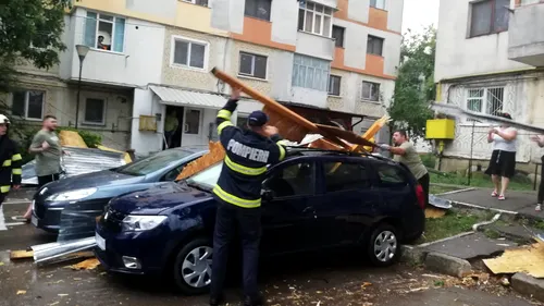 Furtuna a făcut ravagii în municipiul Botoșani. Pompierii au primit 27 de apeluri în mai puțin de o oră (GALERIE FOTO)