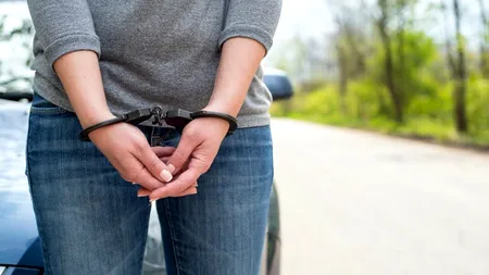 O femeie, prinsă în FLAGRANT după ce a „buzunărit” un trecător în Sectorul 2 al Capitalei. Hoața nu era la primul furt