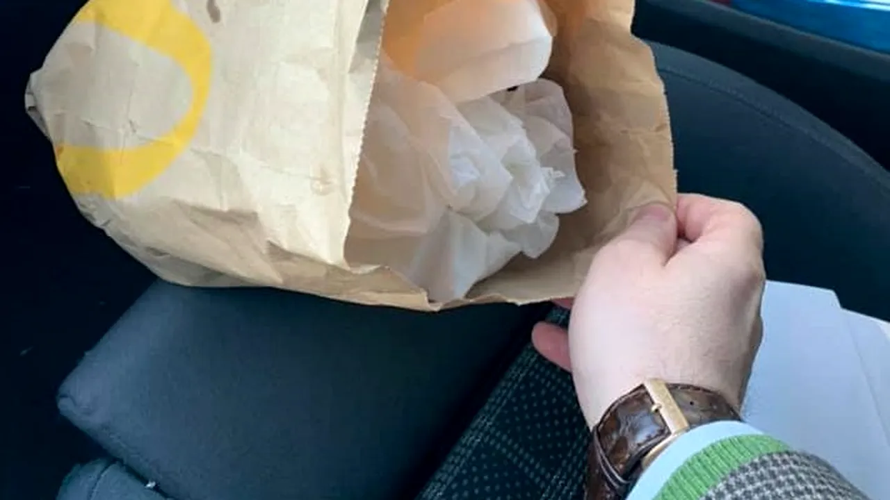 Gunoiul aruncat de un șofer de TIR pe DN 73, trimis de un brașovean prin colet la sediul companiei de transport