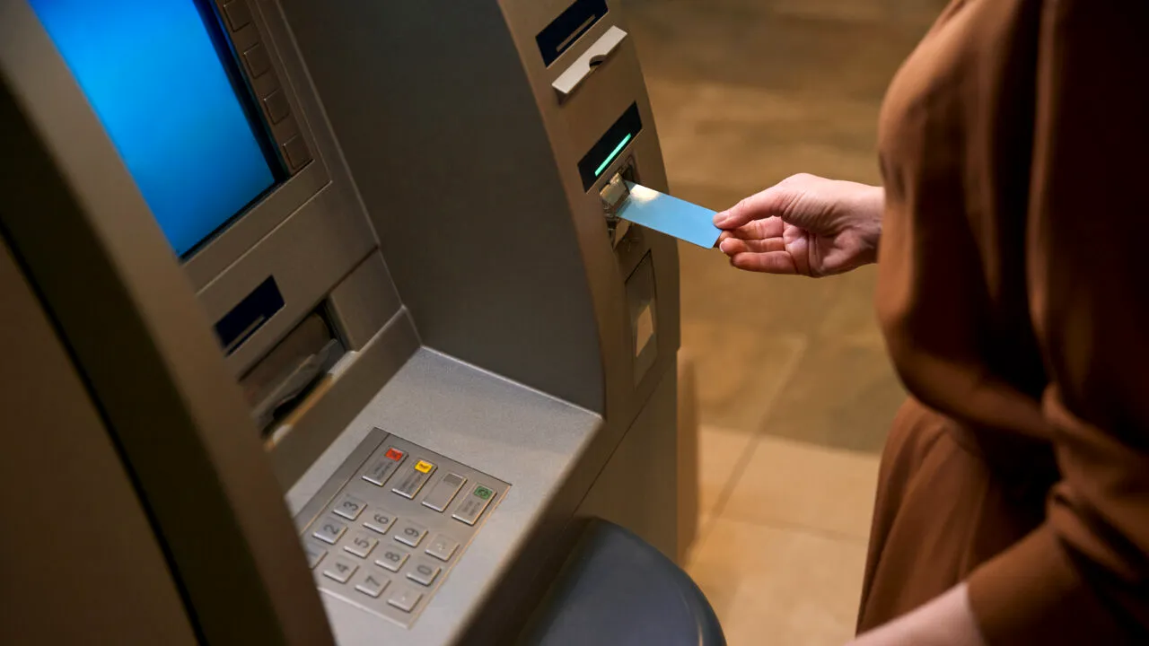 Discrepanțe majore între numărul de bancomate din mediul urban și cel rural. Unii români trebuie să meargă 5 kilometri ca să ajungă la un bancomat