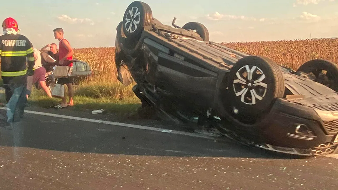 FOTO | Carambol cu trei mașini, soldat cu trei răniți, pe DN1 în zona Păulești. Unul dintre autoturismele implicate în accident s-a răsturnat